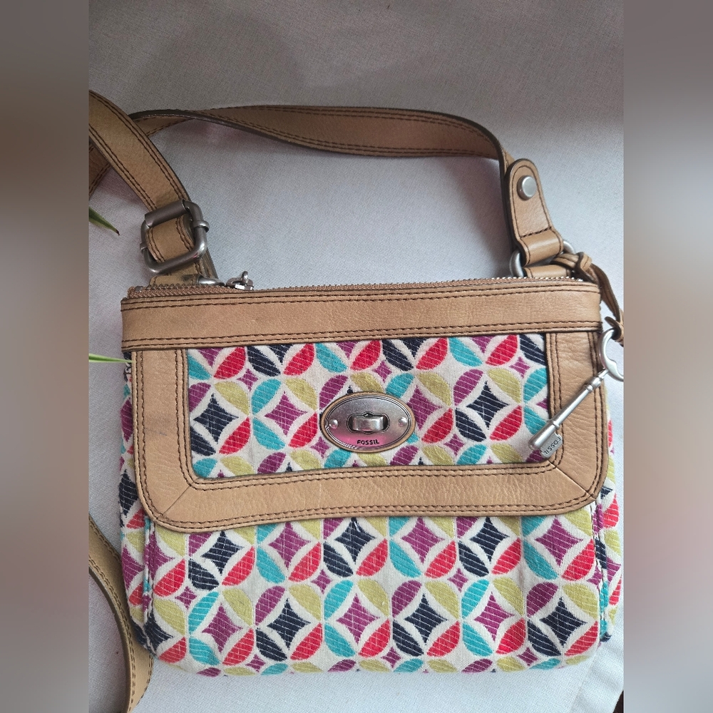 ✨ RETRO VIBES ALERT! ✨ Fossil Key-Per Crossbody 🔑🌈 - Picture 2 of 13